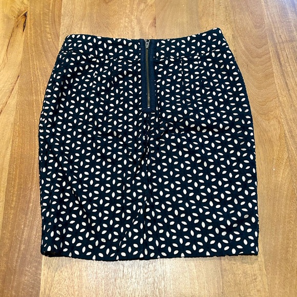 Black and cream eyelet pencil skirt - Picture 2 of 3